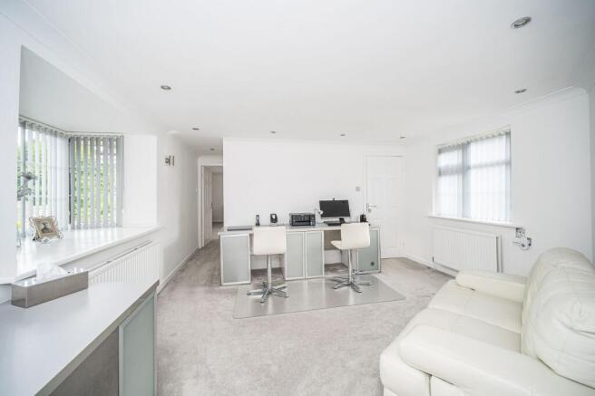 5 bed Detached for sale Image 4