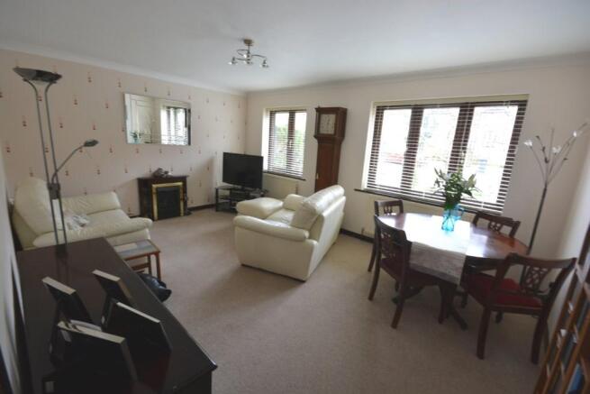 LOUNGE/DINING ROOM