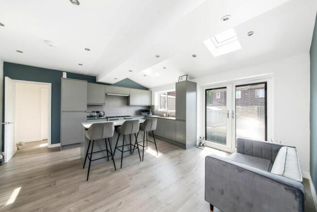 OPEN-PLAN DINING KITCHEN AND FAMILY ROOM