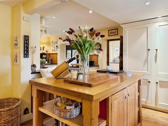 4 bed Detached for sale Image 4