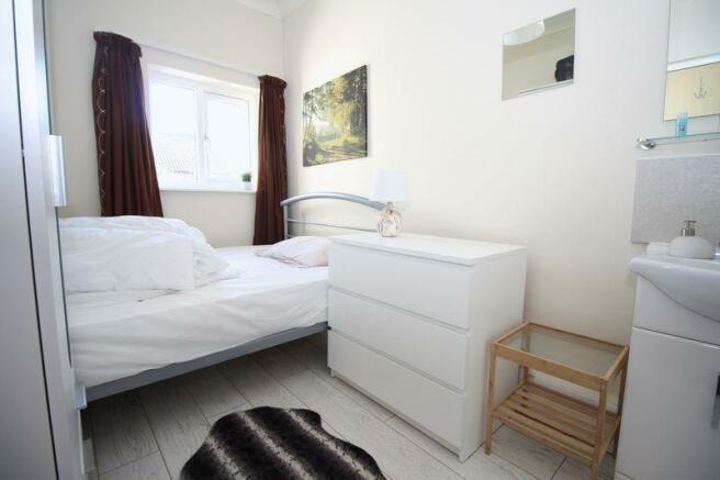 4 bed House to rent Image 5