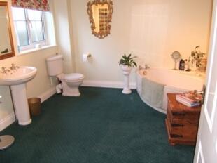 ENSUITE BATHROOM