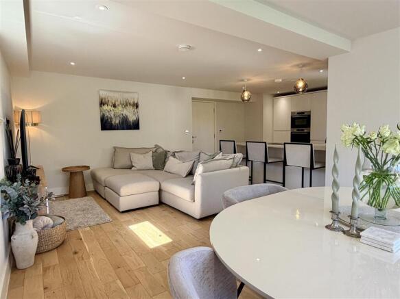 OPEN PLAN LIVING/DINING AREA