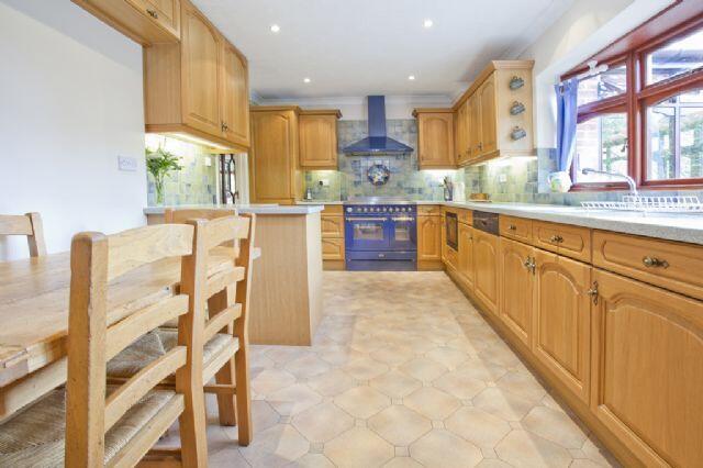 Kitchen & Breakfast