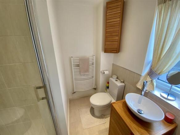 EN-SUITE SHOWER ROOM