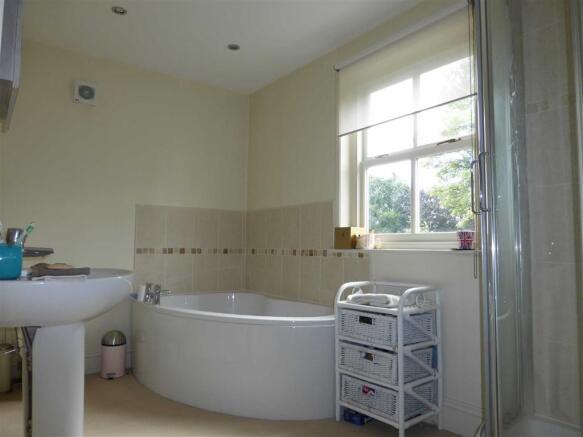 EN-SUITE BATHROOM