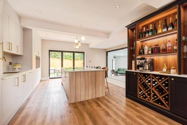 5 bed Detached for sale Image 7