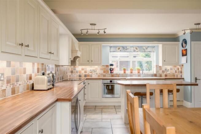 4 bed Detached for sale Image 10