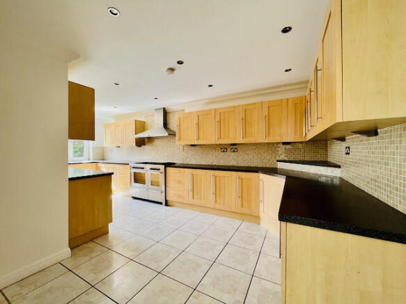 4 bed Detached to rent Image 9