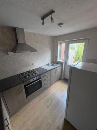 3 bed Semi-Detached to rent Image 4