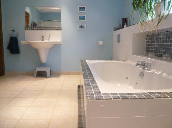 Family Bathroom 3
