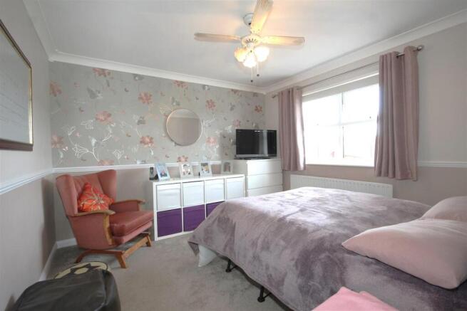 4 bed Detached for sale Image 12