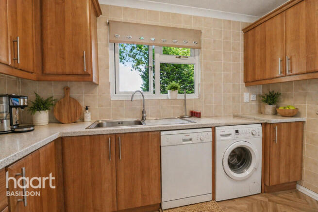Brackendale Court, Basildon **virtually staged** photo 4