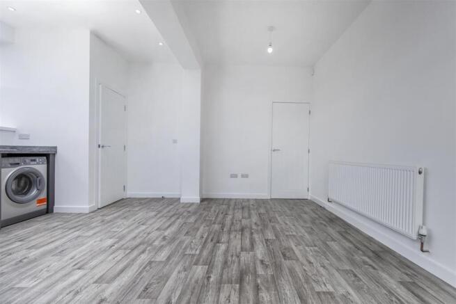 2 bed End of Terrace to rent Image 8