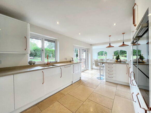 5 bed Detached for sale Image 12