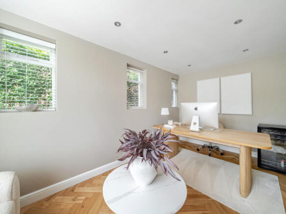 5 bed Detached for sale Image 11