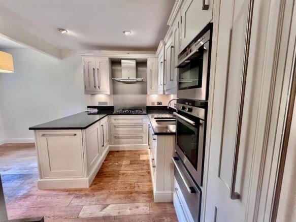 Kitchen (2).jpg