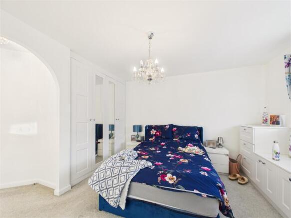 4 bed Detached for sale Image 8