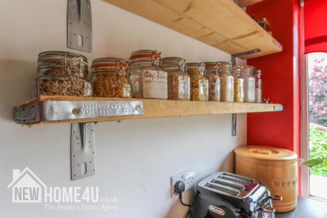 KITCHEN/ DINING: