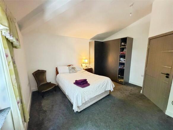 5 bed Detached for sale Image 7