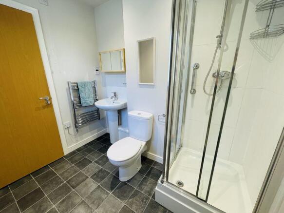 En-suite showe...