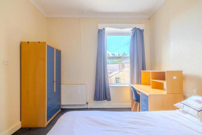 Double bedroom with desk