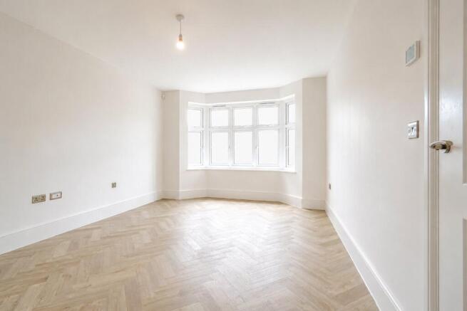 5 bed Detached for sale Image 4