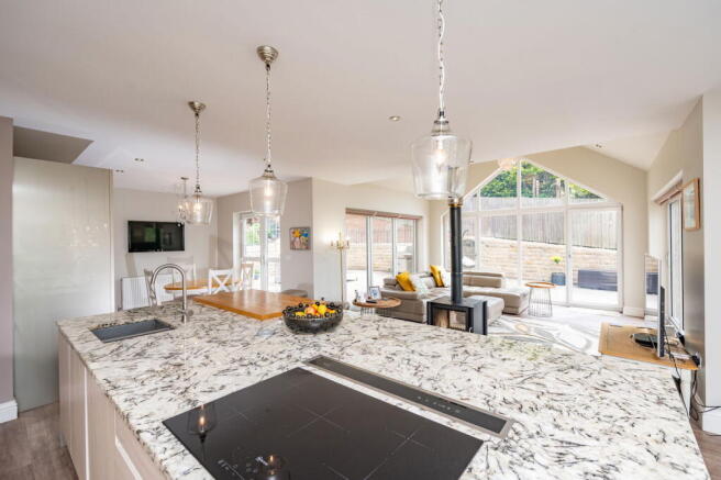 5 bed Detached for sale Image 9