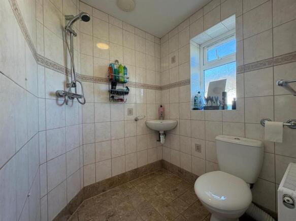 6 bed Detached for sale Image 9
