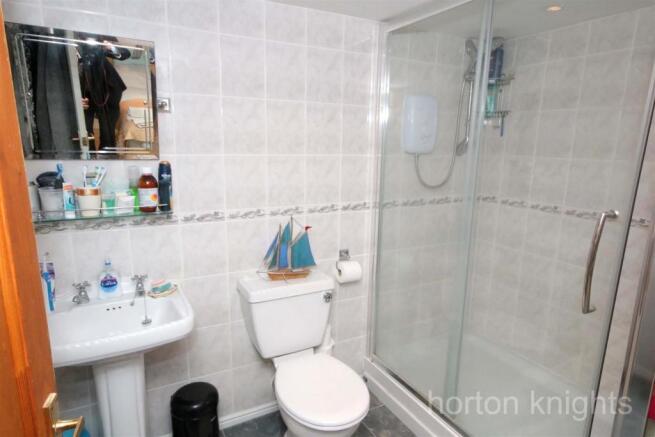 EN-SUITE SHOWER ROOM