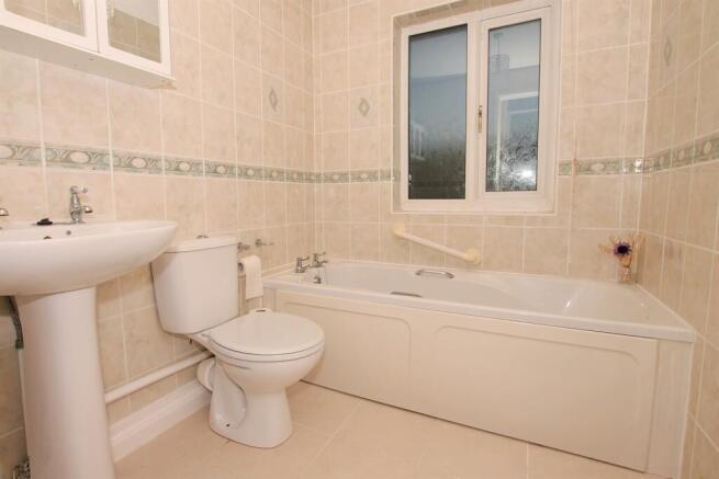 2 bed Terraced to rent Image 4