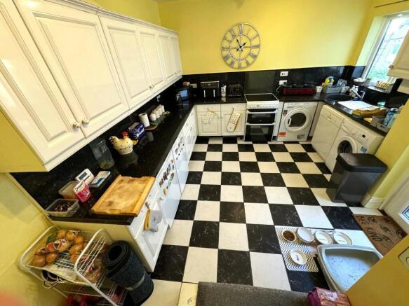 FITTED KITCHEN