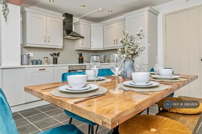 4 bed Terraced to rent Image 4