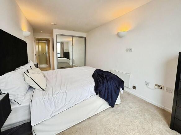 2 bed Penthouse to rent Image 11