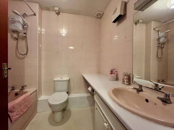 2 bed Flat for sale Image 8