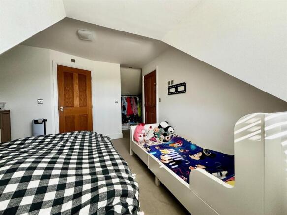 4 bed Detached for sale Image 12