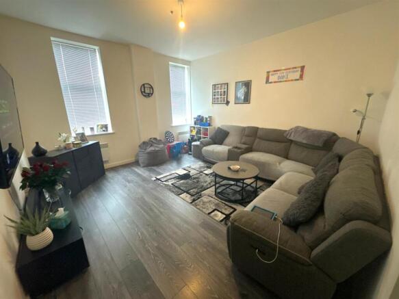 Living Rm pic 2.jpeg