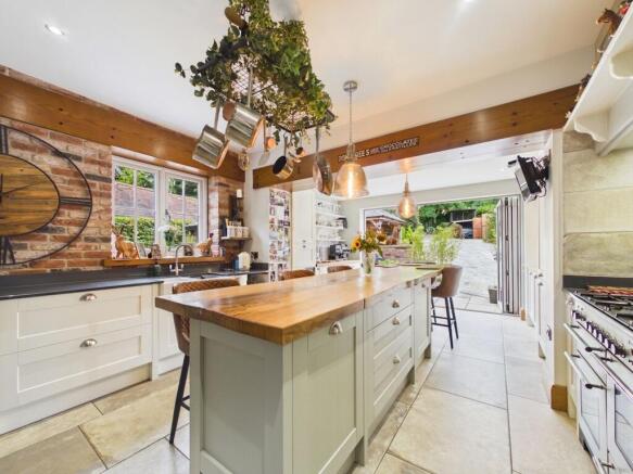 6 bed Detached for sale Image 7