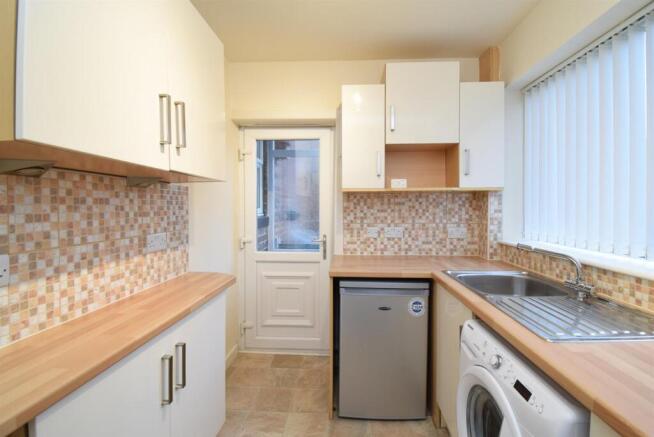 2 bed Terraced to rent Image 5
