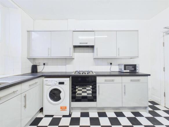 4 bed House to rent Image 4