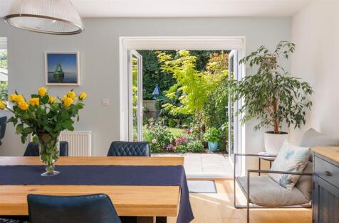 IMMACULATE DETACHED FAMILY HOME - Hooke Close, Freshwater