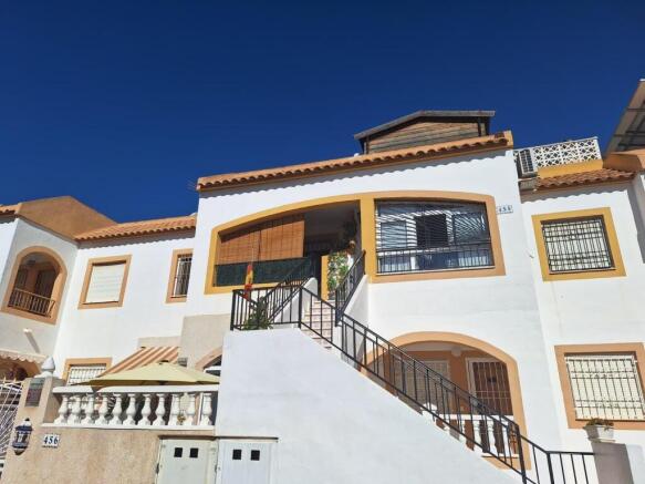 Torrevieja 2 bed 1 bath top floor apartment with private roof top solarium, in the El Limonar urbanisation