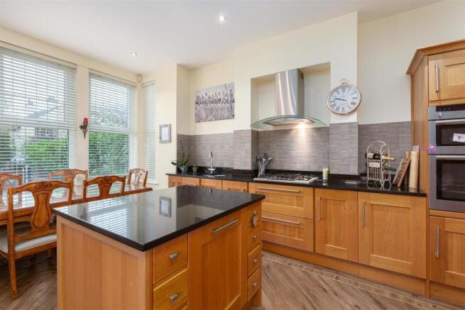 21a Queens Road - Kitchen.jpg