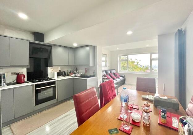 1 bed House Share to rent Image 5