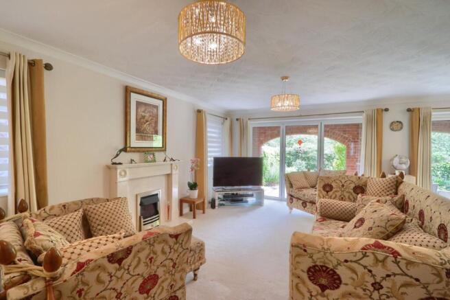5 bed Detached for sale Image 4