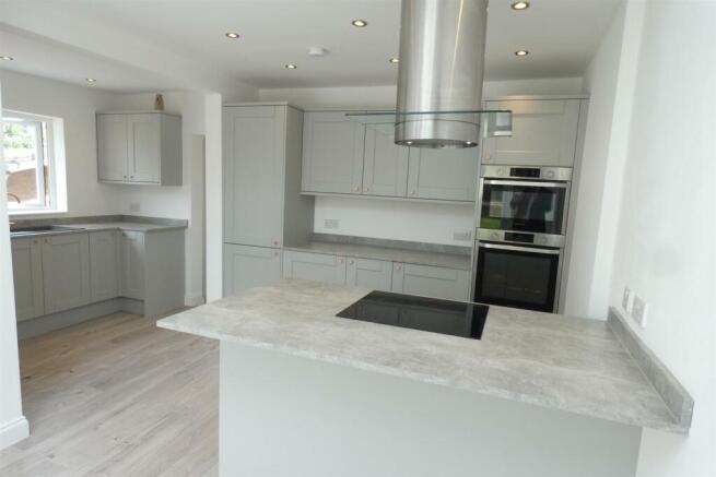 'L' Shaped Dining Kitchen