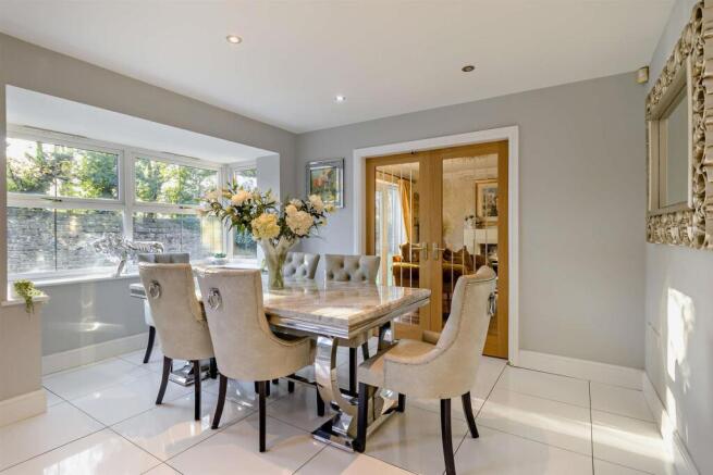 5 bed Detached for sale Image 8
