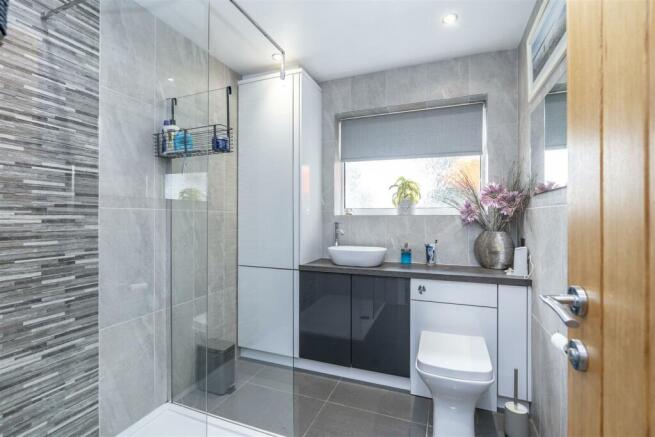 SHOWER ROOM :