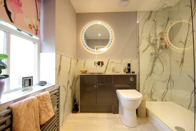 Bathroom 2_lzn.jpg