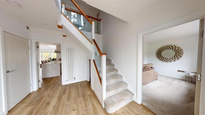 5 bed Detached for sale Image 11